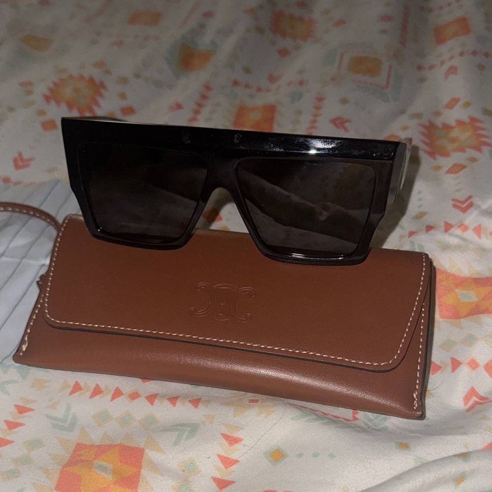 Celine Black Sunglasses with Brown Case original.
Authentic as new.
